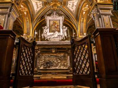 Noi per� abbiamo il permesso di varcare il passaggio, che ci viene aperto da Don Michele